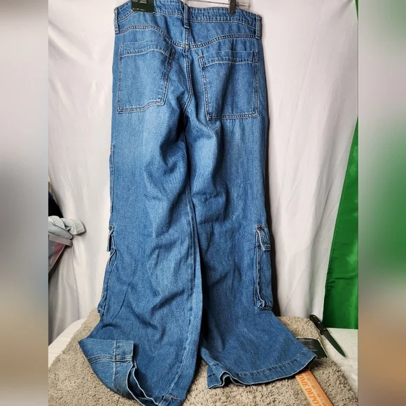 Wild Fable Women's Mid Rise Wide Leg Cargo Baggy Pants Medium Wash Size 2/31" - Picture 4 of 16